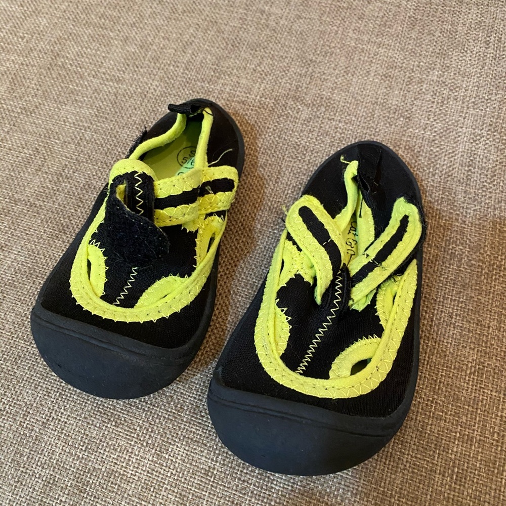 Cat & Jack Kids Water Shoes size Small 5/6